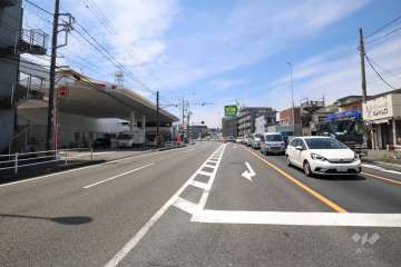 敷地南側の前面道路(東側から)