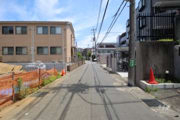 敷地北側の前面道路(西側から)