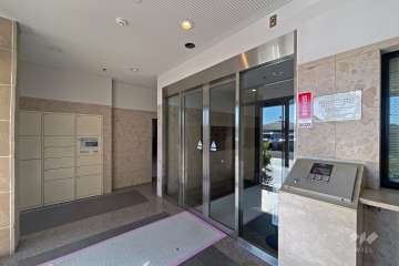 エントランスはオートロック付きです。