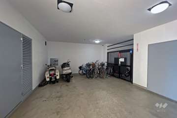 屋内に設けられた駐輪場とバイク置場