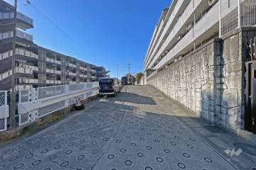 敷地南側前面道路（東側から）