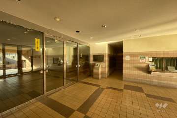 エントランスはオートロック付きです。