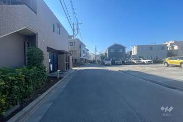 敷地北側の前面道路（東側から）