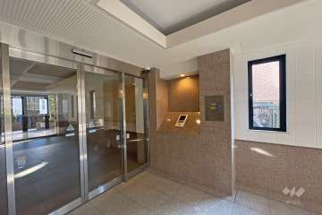 エントランスはオートロック付きです。