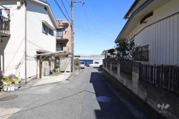 敷地東側の前面道路（南側から）