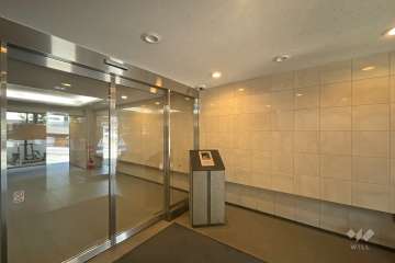 エントランスはオートロック付きです。