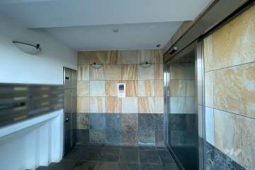 エントランスはオートロック付きです。