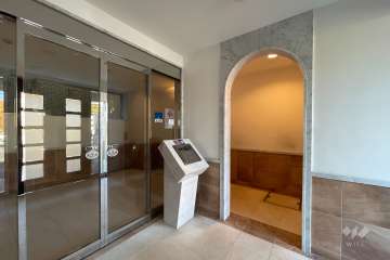 エントランスはオートロック付きです。