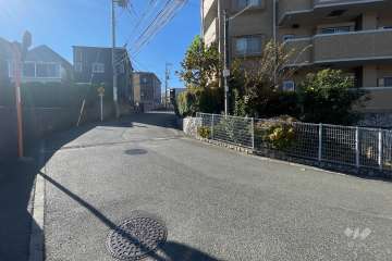 敷地南東側の前面道路