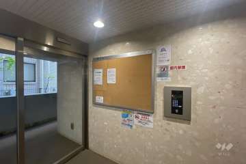 エントランスはオートロック付きです。