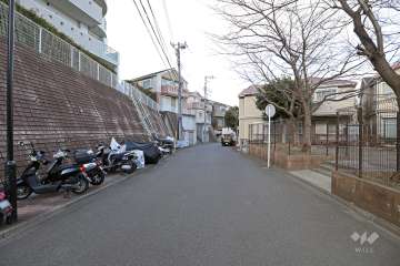 敷地東側の前面道路（南側から）。向かいは『野川花ぞの公園』です。