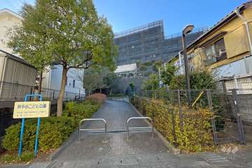 ライオンズマンション宮前平ヒルズの外観（東側から）※2024年2月現在、大規模修繕工事中