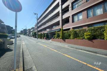 敷地南側の前面道路（東側から）