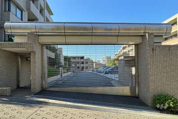 駐車場の出入り口（リングシャッター付き）