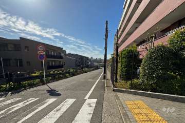 敷地南側の前面道路