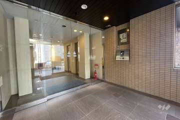 エントランスはオートロック付きです。