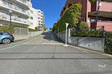 敷地北西側の前面道路（南西側から）