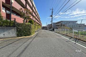 敷地南西側の前面道路（北西側から）
