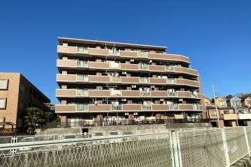 リベラル宮前平の外観（南西側から）