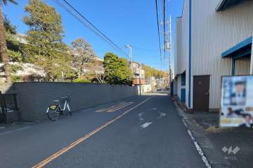 敷地の北西側前面道路（南西側から）