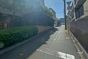 敷地北側の前面道路（東側から）