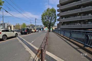 敷地北西側の前面道路（南西側から）