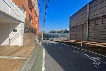 敷地南東側の前面道路（南西側から）