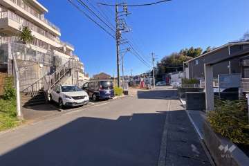 敷地南側の前面道路（西側から）