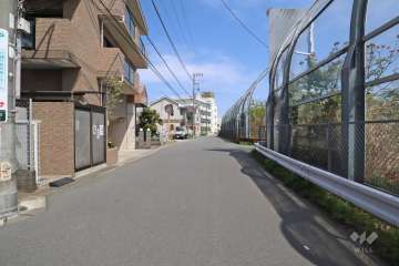敷地東側の前面道路（南側から）