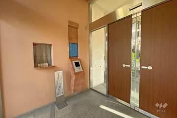 エントランスはオートロック付きです。