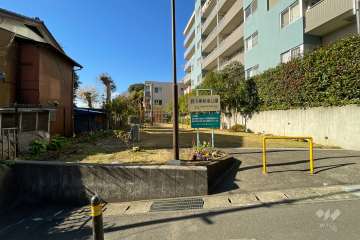 敷地に隣接する野川東耕地公園