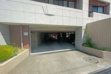 敷地内の駐車場入り口