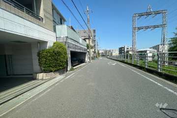 敷地南側の前面道路（西側から）