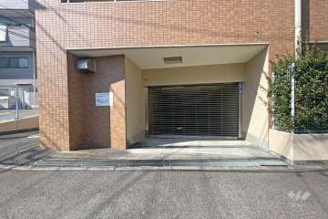 駐車場の出入り口（リングシャッター付き）