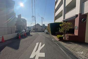 敷地南側の前面道路（東側から）