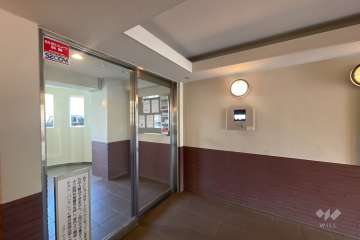 エントランスはオートロック付きです。