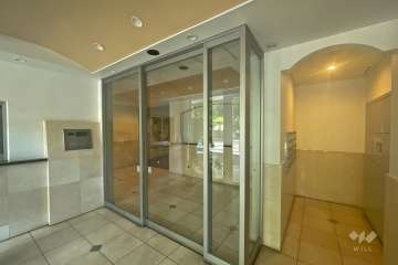 エントランスはオートロック付きです。