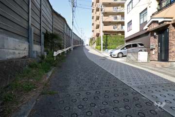 敷地北西側の前面道路(南西側から)