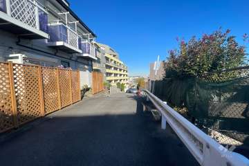 敷地の西側前面道路（北側から）