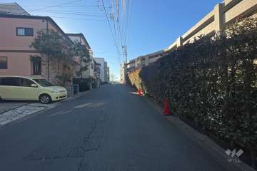 敷地西側の前面道路（北側から）