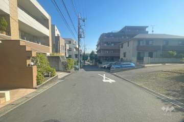 敷地北東側の前面道路（南側から）