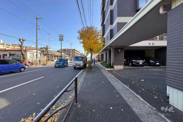 敷地北東側の前面道路（北西側から）