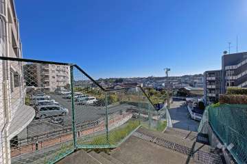 敷地の西側前面道路（階段部分・北側から）