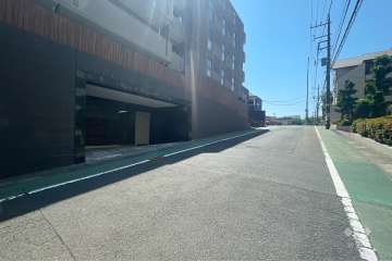 敷地西側の前面道路（北側から）