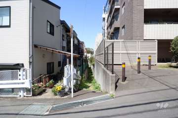 敷地西側の前面道路(南側から)