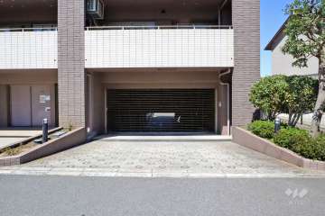 駐車場の出入り口（リングシャッター付き）