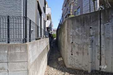 敷地北側の前面道路(西側から)