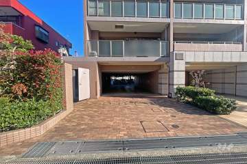 敷地内駐車場（屋内平面式）の出入り口