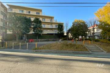 敷地に隣接した『たいらの池公園』