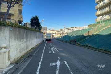 敷地北東側の前面道路（南東側から）
